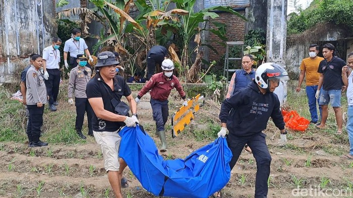 Proses evakuasi jenazah ibu dan anak yang ditemukan melepuh di eks asrama polisi di Jombang.