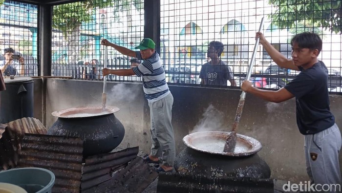 Proses membuat bubur sop ke di Masjid Raya Al Mashun Medan (Juita/detikcom)