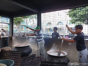 Menjaga Tradisi Sultan Berbagi Bubur Sop di Masjid Raya Medan Selama Ramadan