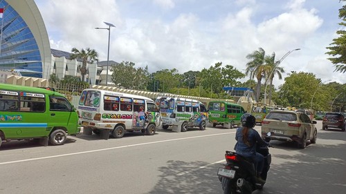 Puluhan angkot terparkir di depan Kantor Gubernur NTT, Kamis (26/2/2026). Sopir mobil itu berdemonstrasi di sana lantaran mobi pikap yang terus mengangkut banyak penumpang. (Simon Selly/detikBali)