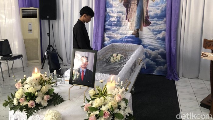 Putra bungsu John Tobing Darah Juang, Gopas Kibar Syang Proudy, di rumah duka Arimatea RS Bethesda Kota Jogja, Kamis (26/2/2026).