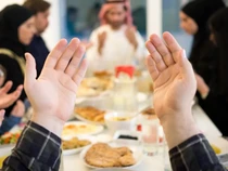 Ramadan Penuh Toleransi! Masjid Ini Undang Nonmuslim Ikut Buka Puasa