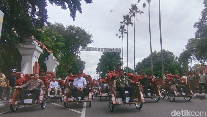 Ratusan tukang becak di Nganjuk dapat becak listrik dari Presiden Prabowo Subianto