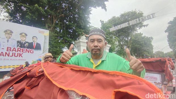 Ratusan tukang becak di Nganjuk dapat becak listrik dari Presiden Prabowo Subianto
