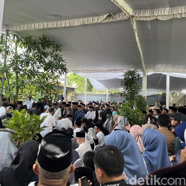 Pemakaman Alex Noerdin di Palembang Dihadiri Ribuan Orang