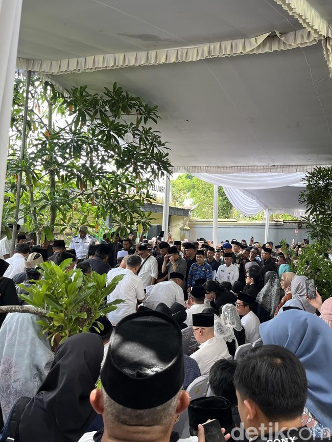 Pemakaman Alex Noerdin di Palembang Dihadiri Ribuan Orang