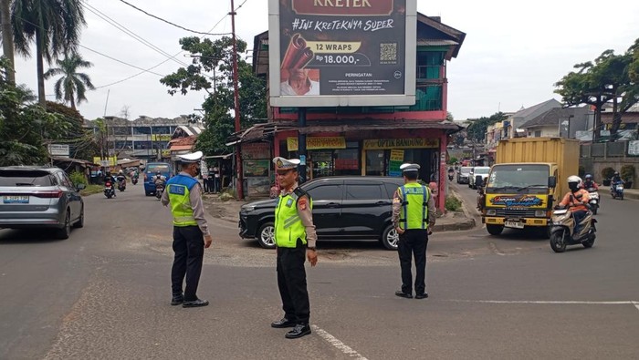 Salah satu jalan rusak di kawasan Ciputat Timur, Tangerang Selatan.