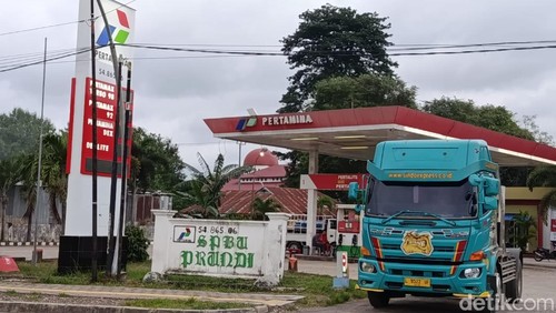 Salah satu kendaraan pelat luar NTT saat mengisi BBM di salah satu SPBU di Labuan Bajo, Manggarai Barat, NTT, Kamis (26/2/2026).