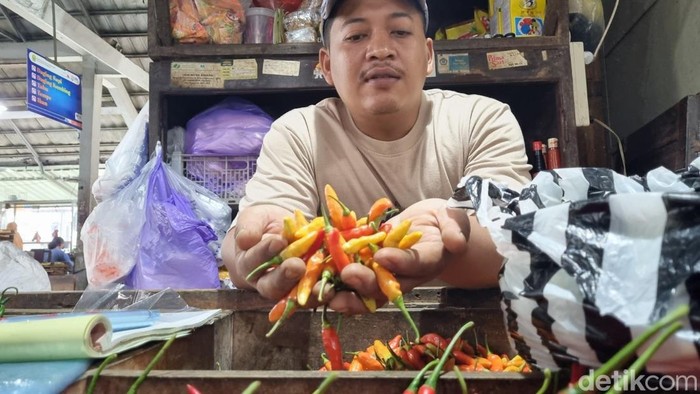 Salah satu pedagang di Pasar Imogiri, Bayu Prasetyo (57) saat menunjukkan cabai rawit dagangannya, Kamis (26/2/2026).