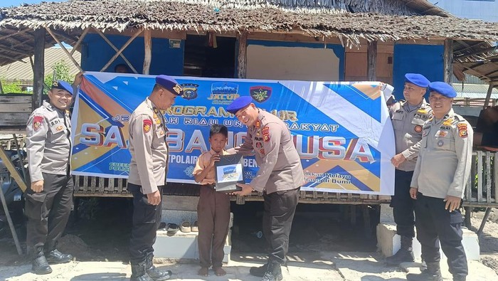 Satpolairud Polres Bengkalis turun memberikan bantuan peralatan sekolah untuk 20 siswa di pesisir, Kamis (26/2/2026).