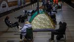 Serangan Rusia Menggempur Kyiv, Warga Tidur di Stasiun Metro