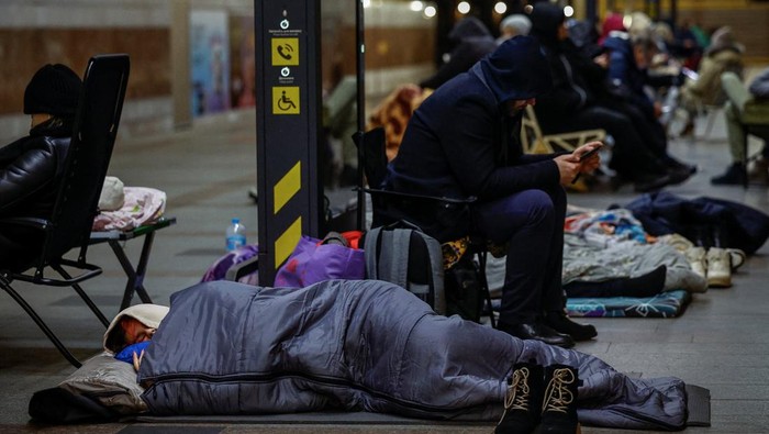 Serangan rudal dan pesawat tanpa awak Rusia kembali menggempur Kyiv, Ukraina, Kamis (26/2/2026). Dentuman ledakan dan sirene peringatan memaksa warga mencari perlindungan di stasiun-stasiun metro yang difungsikan sebagai tempat perlindungan darurat. REUTERS/Alina Smutko