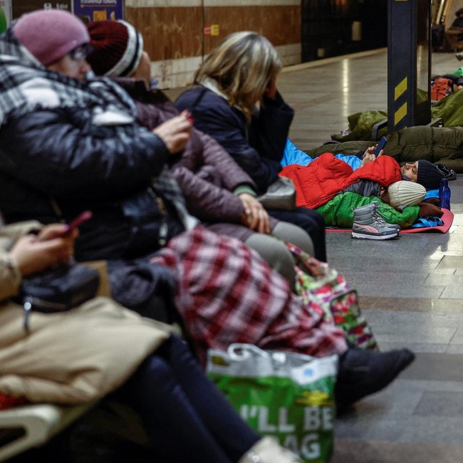 Serangan Rusia Menggempur Kyiv, Warga Tidur di Stasiun Metro