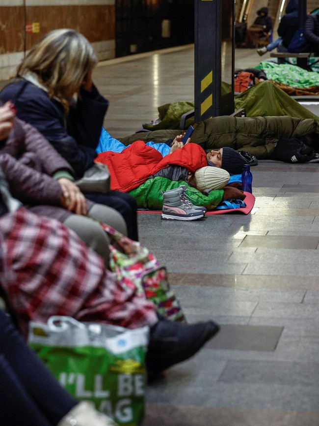 Serangan Rusia Menggempur Kyiv, Warga Tidur di Stasiun Metro