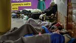 Serangan Rusia Menggempur Kyiv, Warga Tidur di Stasiun Metro
