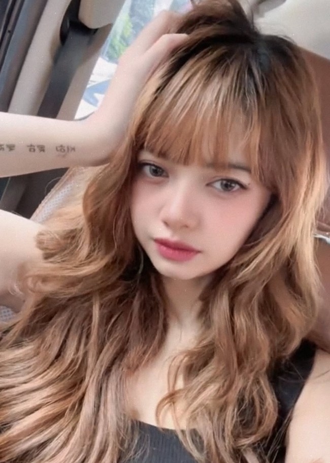 Punya paras mirip dengan Idol K-Pop Lisa Blackpink membuat nama TikToker Shegan jadi perbincangan. Video-video dirinya yang diunggah ke media sosial viral dan banjir komentar netizen. Foto: Instagram/@itsegans