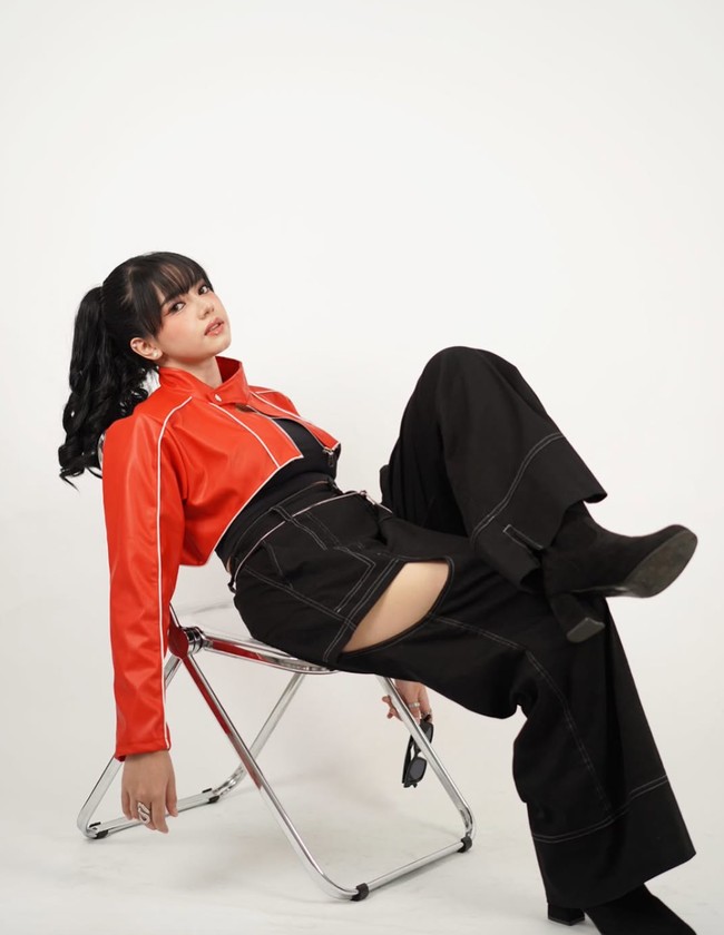 Seperti kebanyakan anak muda lain, Shegan juga senang membagikan konten dirinya berjoget di depan kamera. Dan di kebanyakan unggahannya, tak sedikit komentar yang menyebutnya sebagai Lisa BLACKPINK versi Indonesia. Foto: Instagram/@itsegans