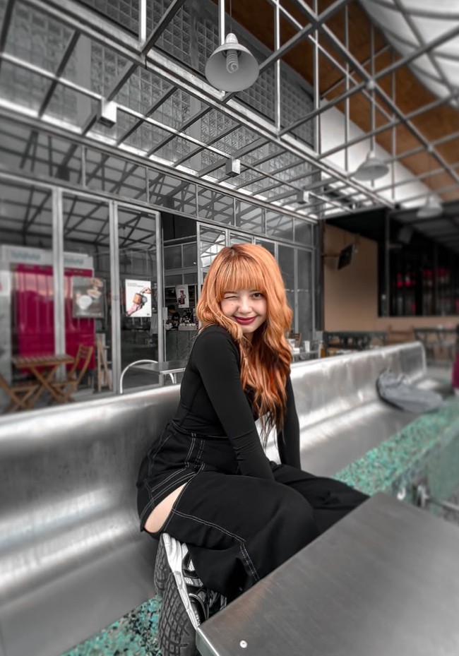 Dari keterangan di akun Instagramnya diketahui bahwa Shegan berasal dari Bandung. Tak hanya memiliki wajah mirip Lisa, gaya rambut Shegan pun menyerupai Idol K-Pop tersebut yang kerap tampil dengan poni depan serta rambut panjang. Foto: Instagram/@itsegans