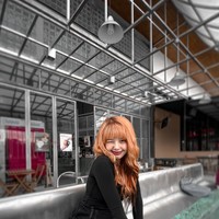 Dari keterangan di akun Instagramnya diketahui bahwa Shegan berasal dari Bandung. Tak hanya memiliki wajah mirip Lisa, gaya rambut Shegan pun menyerupai Idol K-Pop tersebut yang kerap tampil dengan poni depan serta rambut panjang. Foto: Instagram/@itsegans