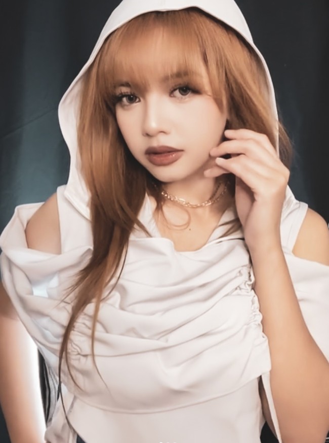 Ditambah dengan riasan wajah yang pas, penampilan Shegan jadi makin bak pinang di belah dua dengan Lisa. Foto: Instagram/@itsegans