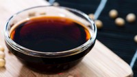 Dari China, ada jenis soy sauce lainnya yang bernama Lao Chou, bedanya kecap ini punya warna yang lebih pekat. Bahan utamanya mencakup kedelai dan gandum yang dipanggang. Foto: Taste Atlas