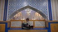 Suasana khusyuk terlihat di dalam masjid ketika jemaah, termasuk anak-anak, memanfaatkan momentum Ramadan untuk memperdalam bacaan dan pemahaman Al-Qur’an sebagai bagian dari tradisi ibadah tahunan umat Muslim. Getty Images/Hindustan Times