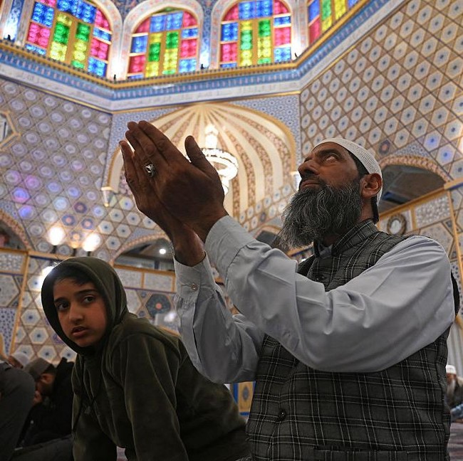 Suasana Ibadah Ramadan di Masjid Hazratbal Shrine