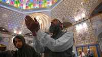 Selama Ramadan, suasana di dalam masjid dipenuhi jemaah yang datang untuk melaksanakan salat wajib maupun sunah, membaca Al-Qur’an, dan berdoa. Getty Images/Hindustan Times