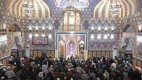 Umat Muslim melaksanakan salat di dalam Masjid Hazratbal Shrine di Srinagar, India, bertepatan dengan bulan suci Ramadan, kemarin. Getty Images/Hindustan Times
