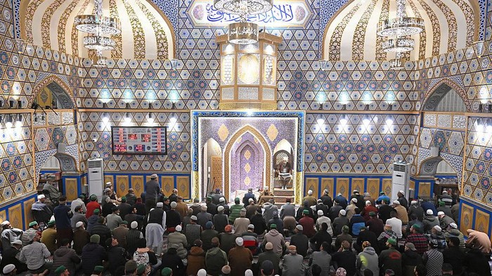SRINAGAR, INDIA - FEBRUARY 25: Muslims offer prayers inside the Hazratbal Shrine during the Islamic holy fasting month of Ramadan on February 25, 2026 in Srinagar, India. (Photo by Waseem Andrabi/Hindustan Times via Getty Images)