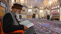 Masjid Hazratbal Shrine menjadi salah satu tempat ibadah penting di wilayah Kashmir dan ramai dikunjungi jemaah, terutama pada momentum keagamaan. Getty Images/Hindustan Times