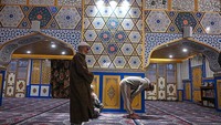 Peningkatan jumlah jemaah biasanya terjadi menjelang waktu berbuka puasa dan pada malam hari saat salat tarawih. Getty Images/Hindustan Times