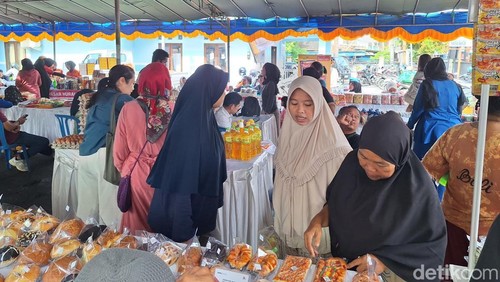 Suasana pasar murah di Halaman Kantor Lurah Kekalik Jaya di Jalan Swadaya, Mataram, Kamis (26/2/2026).