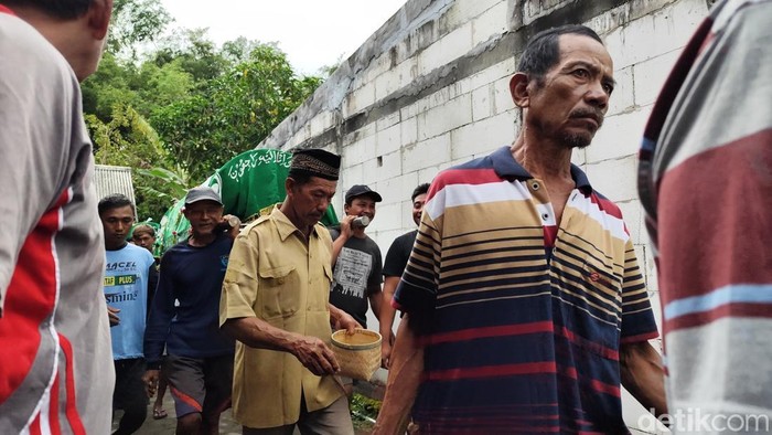 Suasana proses pemakaman jenazah ibu dan anak asal Nganjuk yang ditemukan tewas melepuh di bekas Aspol di Jombang.