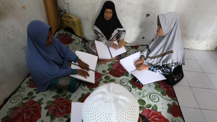 Penyandang tunanetra yang tergabung dalam Majelis Taklim Lembaga Pengembangan Sumberdaya Tunanetra Aceh (LEMPESTA) mengikuti tadarus bulan Ramadhan dengan menggunakan kitab Al Quran huruf braille di Banda Aceh, Aceh, Kamis (26/2/2026). Para penyandang tunanetra di daerah itu membutuhkan tenaga pengajar untuk memahami cara membaca kitab suci Al Quran secara benar dan tempat pengajian sebagai sarana berkumpul untuk melaksanakan serta memperbanyak ibadah khususnya pada bulan Ramadhan 1447 H. ANTARA FOTO/Irwansyah Putra/bar