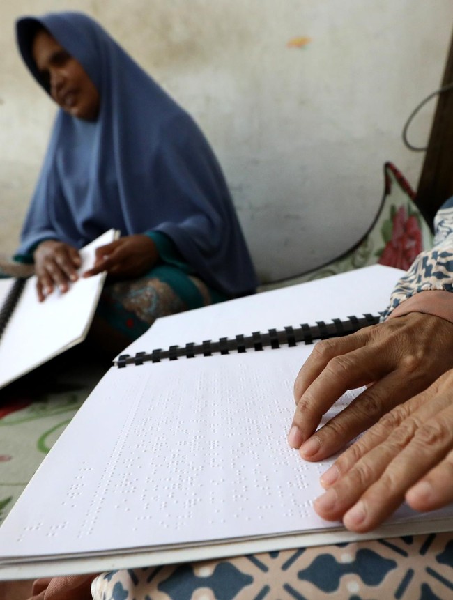 Tunanetra di Banda Aceh Tadarus Ramadan Gunakan Al-Quran Braille