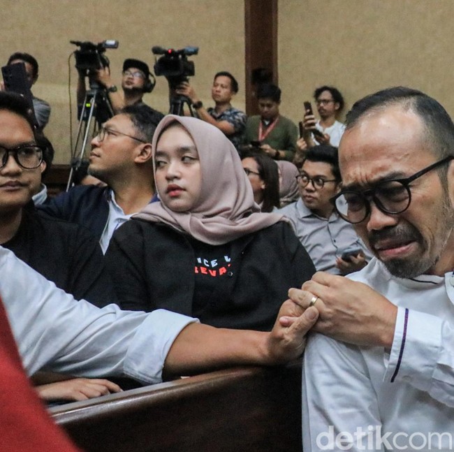 Tangis Riva Siahaan Jelang Putusan Kasus Pertamina