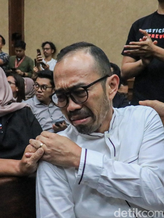 Tangis Riva Siahaan Jelang Putusan Kasus Pertamina