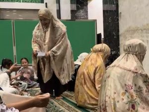 Salat Tarawih di Masjid Gresik Ini Dapat Amplop Berisi Uang