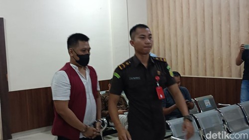 Terdakwa Ipda I Gde Aris Chandra Widianto saat memasuki ruang sidang PN Mataram untuk menjalani sidang tuntutan, Kamis (26/2/2026).