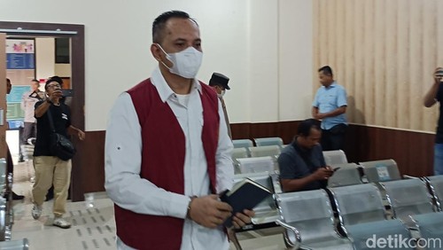 Terdakwa Kompol I Made Yogi Purusa Utama memasuki ruang sidang PN Mataram untuk menjalani sidang tuntutan, Kamis (26/2/2026).