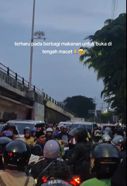 Terjebak Macet Saat Buka Puasa, Aksi Berbagi Gorengan Ini Bikin Haru Terjebak Macet Saat Buka Puasa, Aksi Berbagi Gorengan Ini Bikin Haru