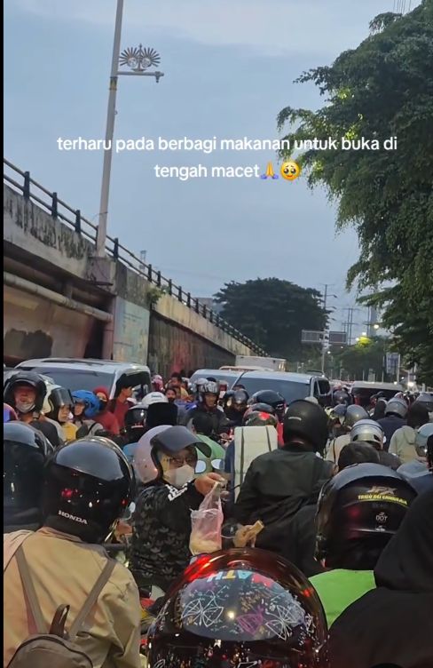 Terjebak Macet Saat Buka Puasa, Aksi Berbagi Gorengan Ini Bikin Haru Terjebak Macet Saat Buka Puasa, Aksi Berbagi Gorengan Ini Bikin Haru