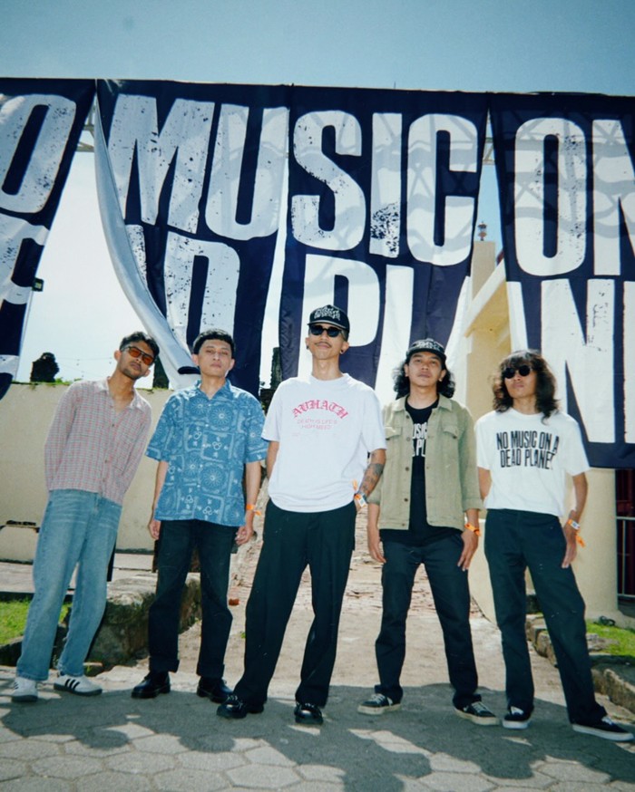 The Melting Minds, band psychedelic rock dari Wonosari, hadir dengan video musik In A Land yang memadukan elemen tradisional dan modern.