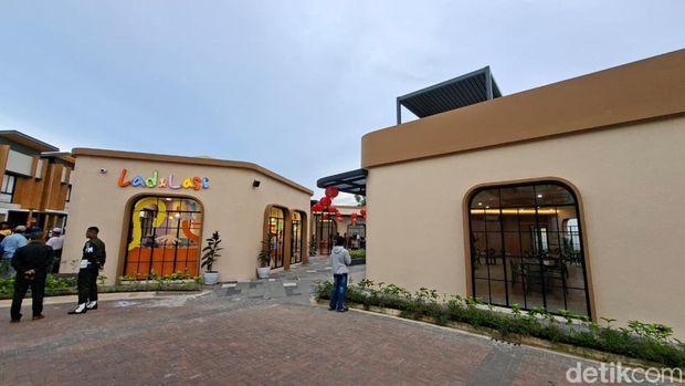 Area komersial sekaligus open space baru di Tangerang, yakni The Skyfront. Tempat ini menawarkan spot hangout yang berbeda karena bisa melihat pesawat mendarat dan terbang di Bandara Soekarno-Hatta.