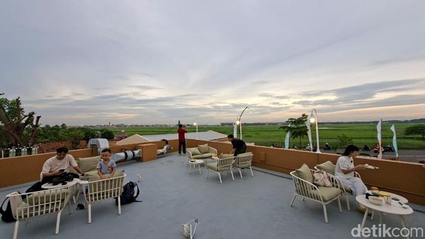 Area komersial sekaligus open space baru di Tangerang, yakni The Skyfront. Tempat ini menawarkan spot hangout yang berbeda karena bisa melihat pesawat mendarat dan terbang di Bandara Soekarno-Hatta.