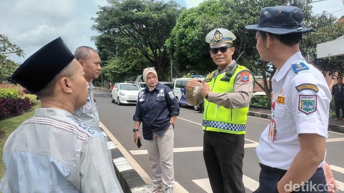 Tim gabungan saat melakukan survei di Jalan Sultan Agung, Kota Batu