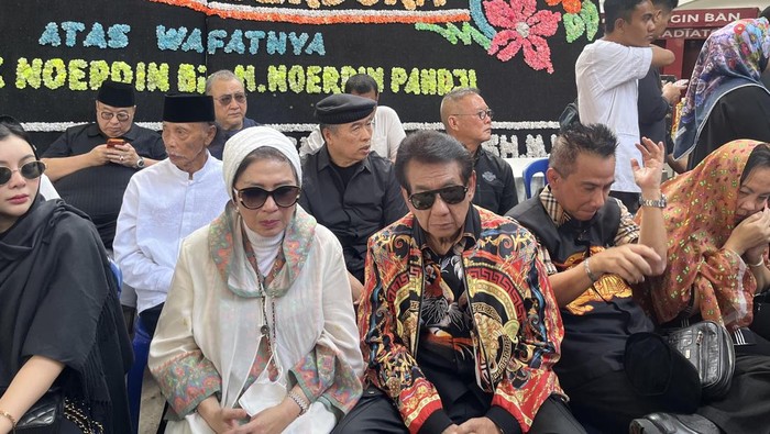 Tokoh masyarakat hingga warga menghadiri pemakaman mantan Gubernur Sumsel Herman Deru