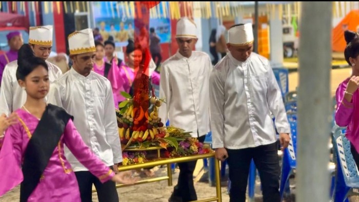 Tulude merupakan tradisi tahunan warisan para leluhur masyarakat Nusa Utara, upacara melepaskan tahun yang lama dan bersiap menerima tahun yang baru, dengan harapan akan lebih baik dari tahun sebelumnya.