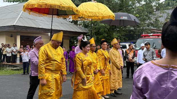 Tulude merupakan tradisi tahunan warisan para leluhur masyarakat Nusa Utara, upacara melepaskan tahun yang lama dan bersiap menerima tahun yang baru, dengan harapan akan lebih baik dari tahun sebelumnya.